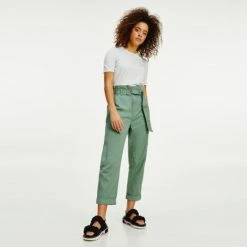 Καλύτερη πώληση 🛒 Cargo Παντελόνια & Σορτς Tommy 👖 Jeans Paperbag Waist Γυναικείο Cargo Παντελόνι (Μήκος 30L) Desert Olive 🔥