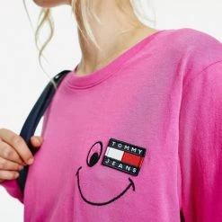 Εξοδος 😍 Μπλούζα Μακρύ Μανίκι Tommy 👖 Jeans Smiley Badge Γυναικεία Μπλούζα με Μακρύ Μανίκι Vivid Fuchsia 👍 7 Εξοδος 😍 Μπλούζα Μακρύ Μανίκι Tommy 👖 Jeans Smiley Badge Γυναικεία Μπλούζα με Μακρύ Μανίκι Vivid Fuchsia 👍 -Φτηνός Tommy-jeans Κατάστημα tommy jeans tjw regular smiley badge ls 2