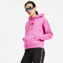 Προϋπολογισμός 🛒 Μπλούζα Με Κουκούλα Tommy 👖 Jeans Center Badge Γυναικείο Φούτερ Vivid Fuchsia 🔔